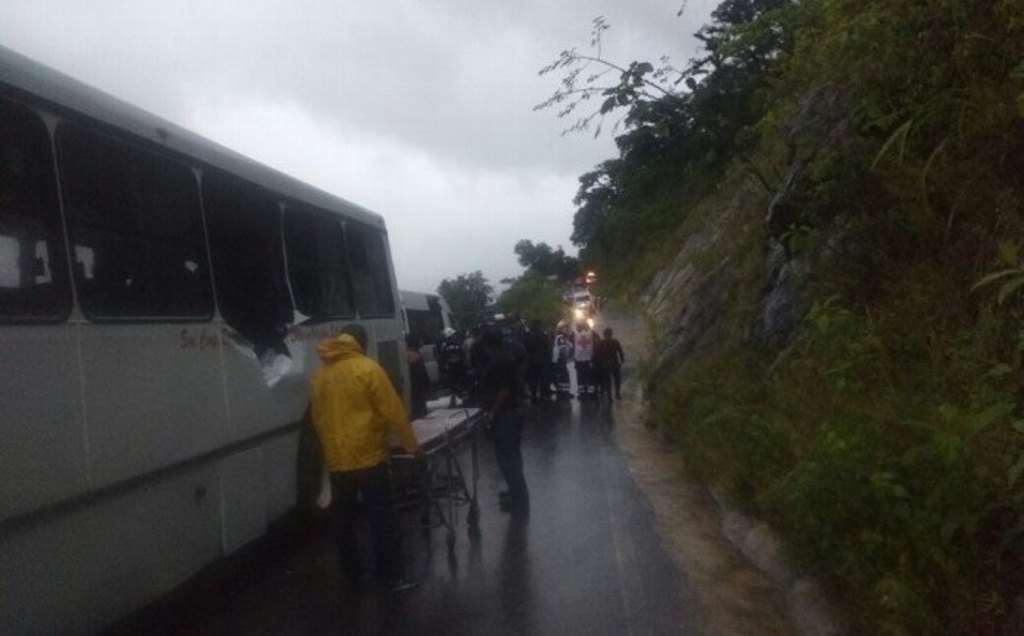 Cae roca sobre autobús de pasajeros en carretera hacia Magdalena hay