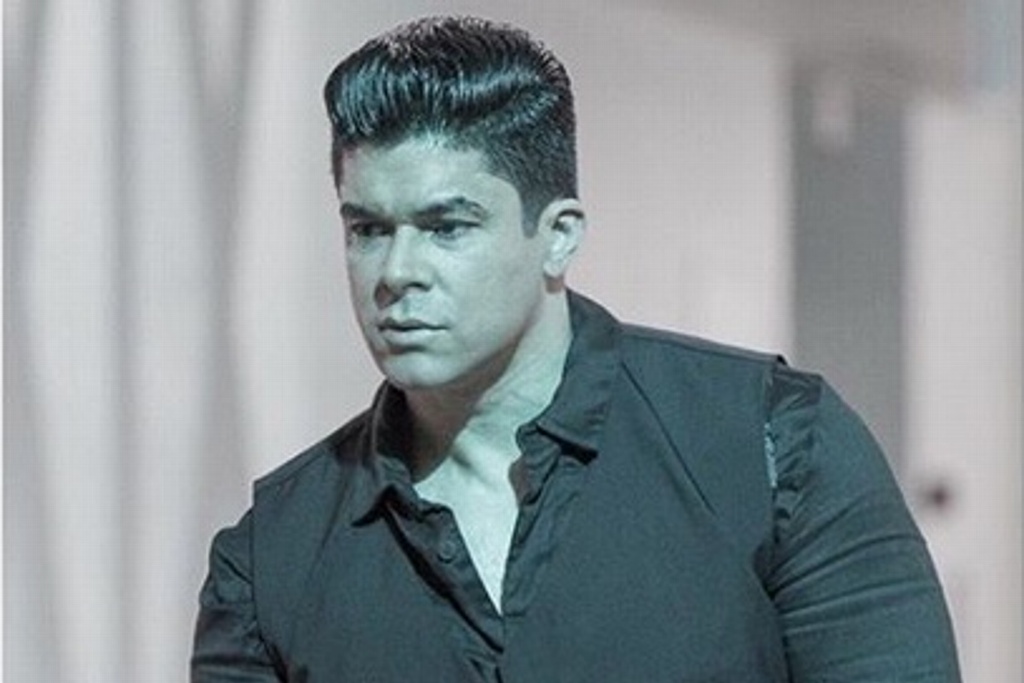 Salsero Jerry Rivera sufre aparatosa caída del escenario videos y