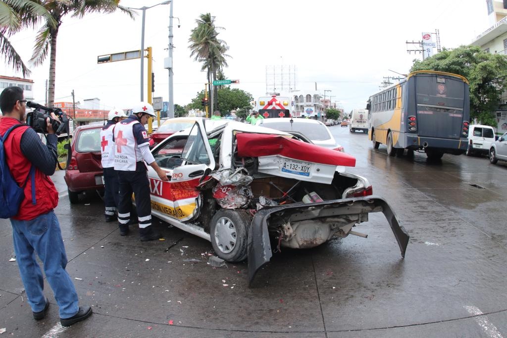 Aparatosa Carambola De Cinco Autos En Avenida De Veracruz Deja