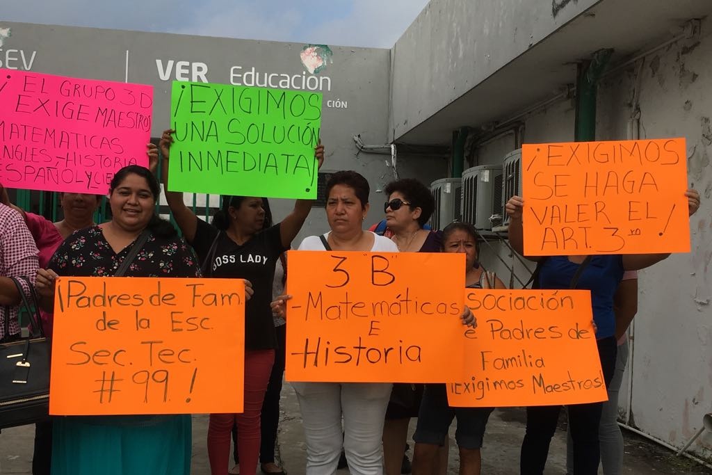 Por Falta De Maestros En Secundaria Padres De Familia Se Manifiestan