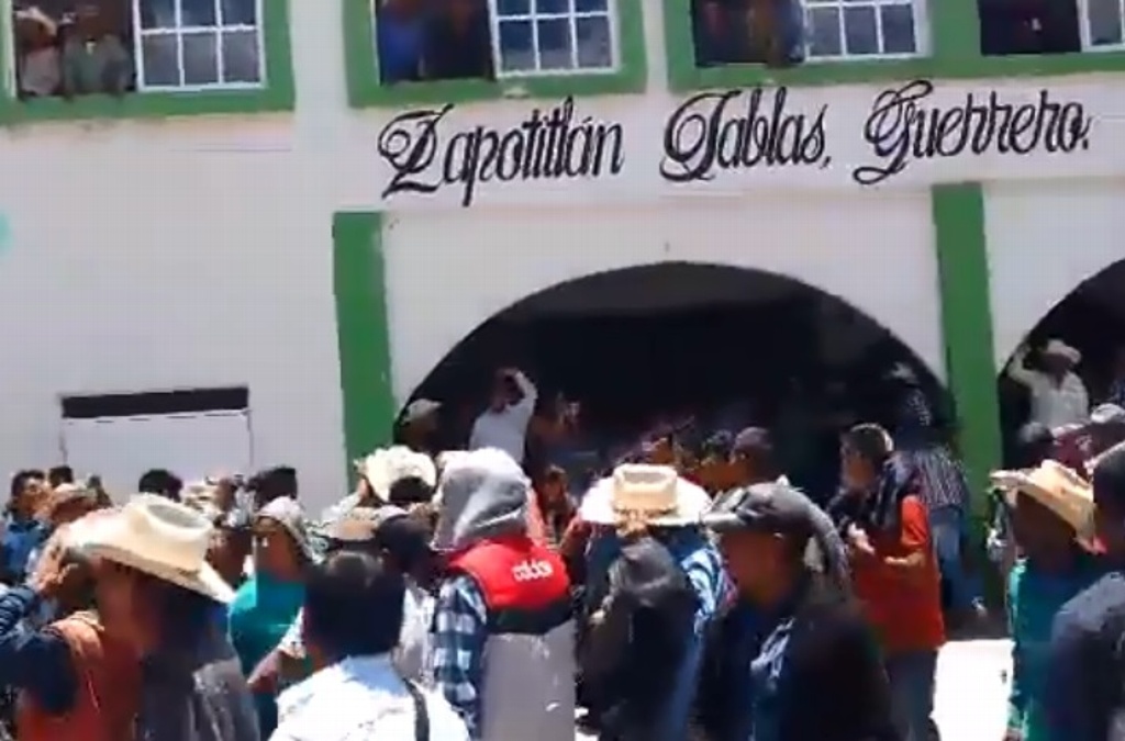 Pobladores de Zapotitlán Tablas Guerrero bloquean carretera federal