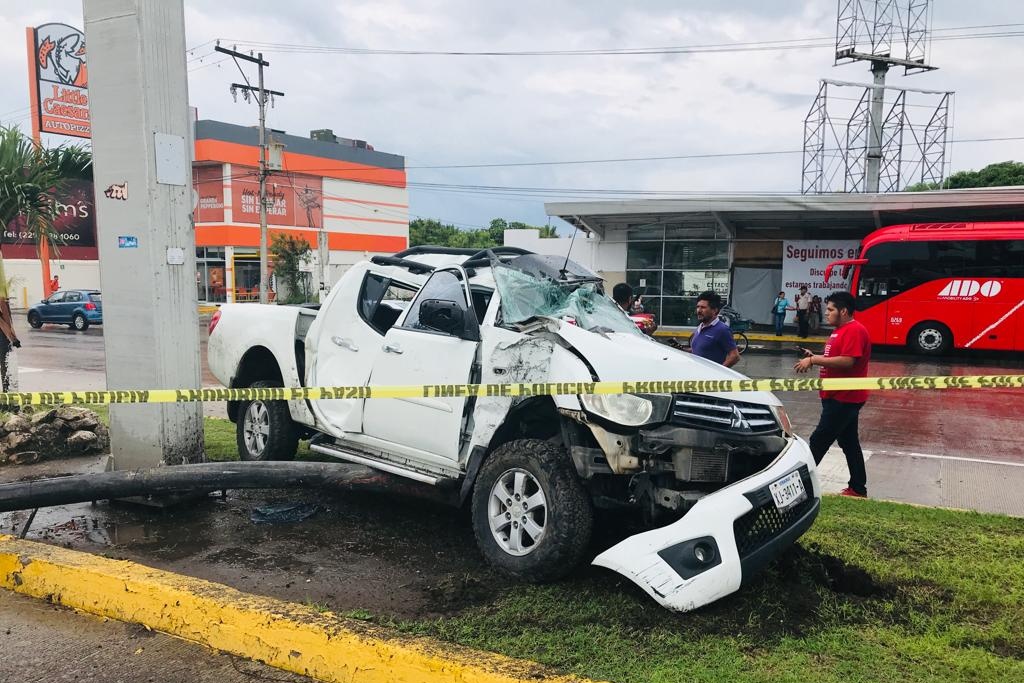 Camioneta Choca Contra Poste De Luz En Rafael Cuervo Veracruz Xeu