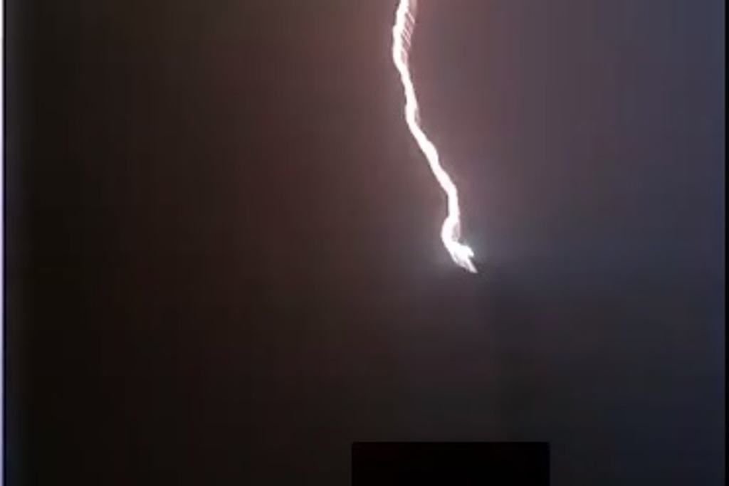 Impresionante Captan Momento En El Que Rayo Cae Sobre Edificio En