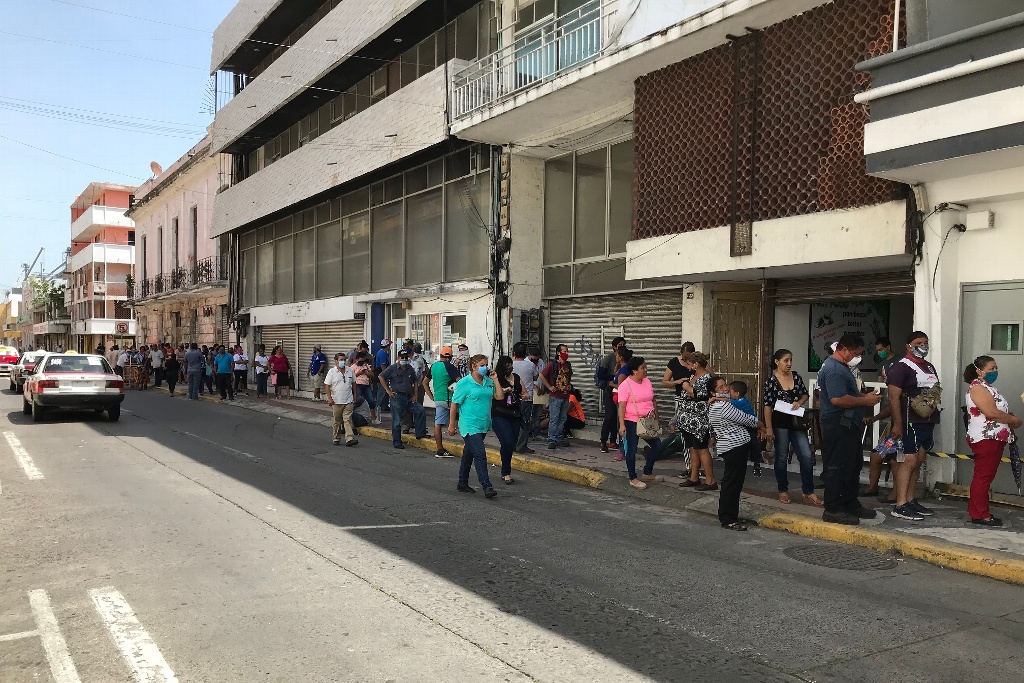 Bancos en centro histórico de Veracruz otra vez con largas filas de