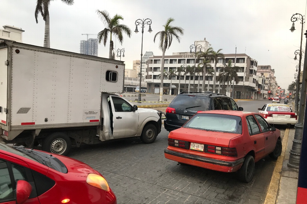 Caos vial en centro histórico de Veracruz por obras y choque xeu