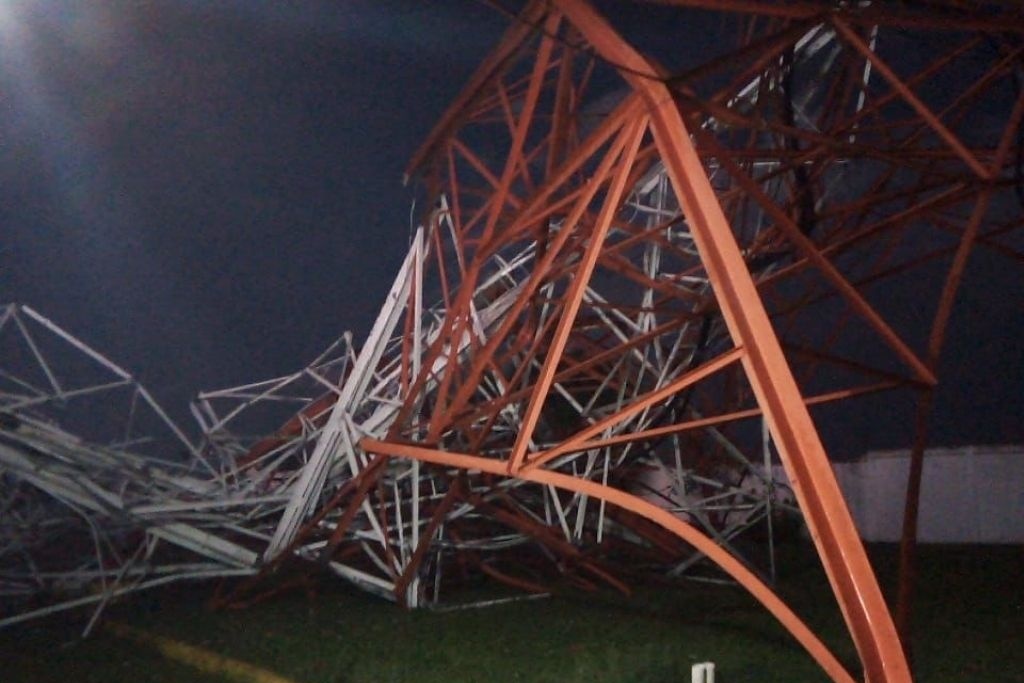 Deja tormenta 2 lesionados daños a viviendas y caída de árboles en