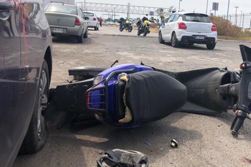 Motociclista Choca Con Carro Estacionado Y Termina En El Hospital En