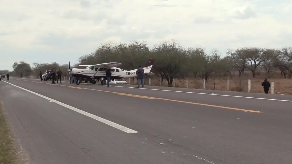 Avioneta aterriza de emergencia sobre carretera en San Luis Potosí