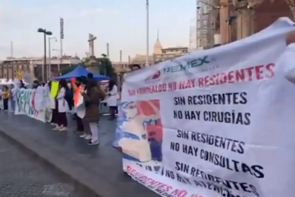 Exigen M Dicos De Pemex Frente A Palacio Nacional Pago De Aguinaldo