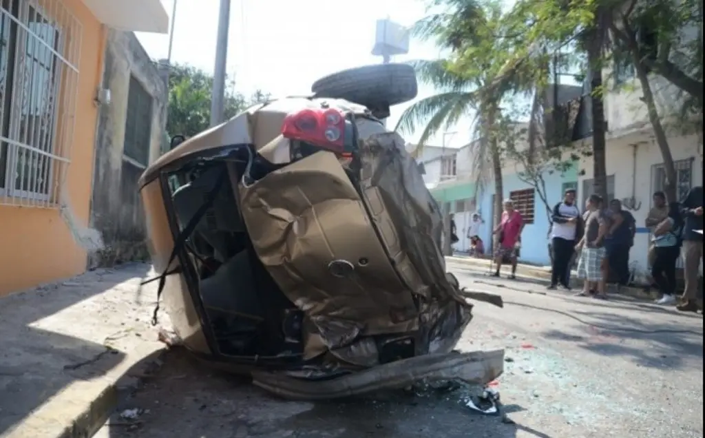 Se registra fuerte accidente automovilístico en colonia de Veracruz