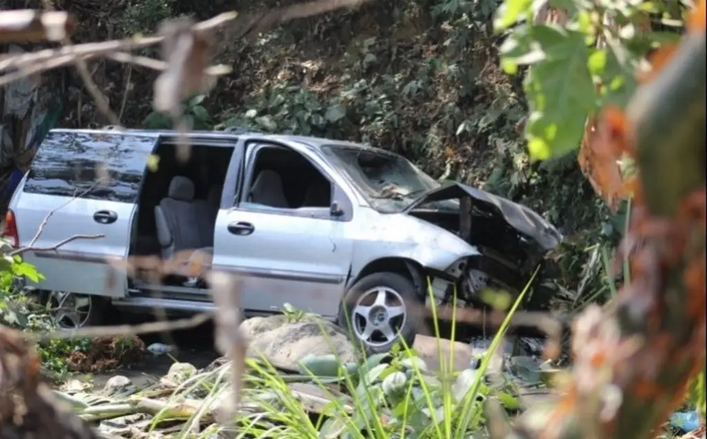 Tr Gico Accidente Automovil Stico Entre Carros Y Uno Cae Al Barranco