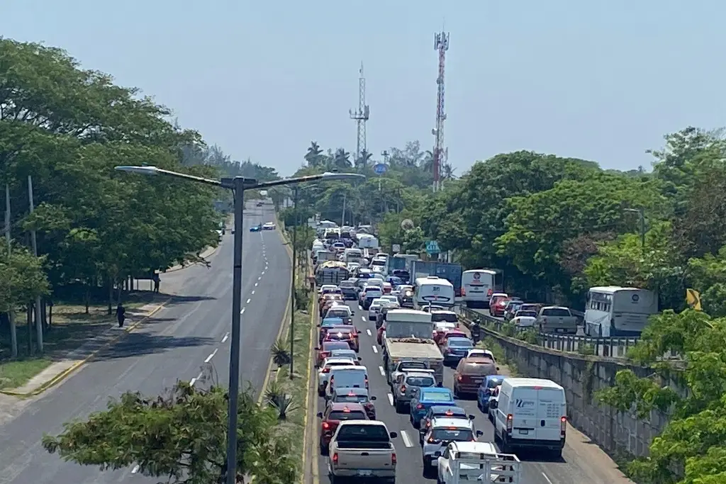 Checa vías alternas ante bloqueo por cierre vial tras balacera en Las