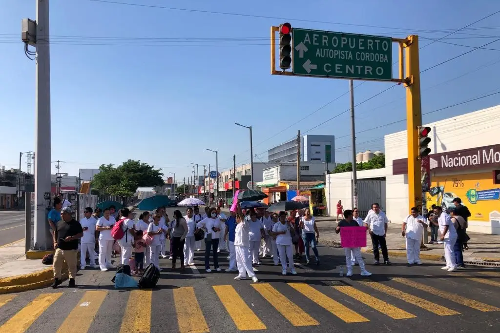 Bloquean Cuauhtémoc exigen aire acondicionado en el IMSS xeu