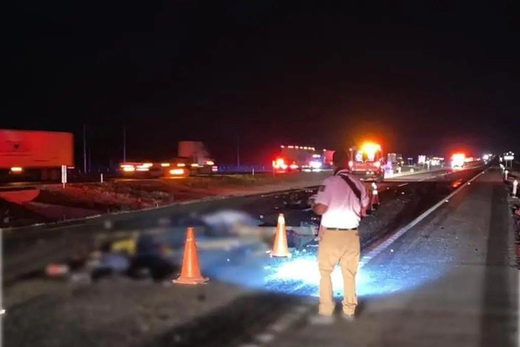 Al menos 4 muertos deja choque de autobús con tráiler que transportaba