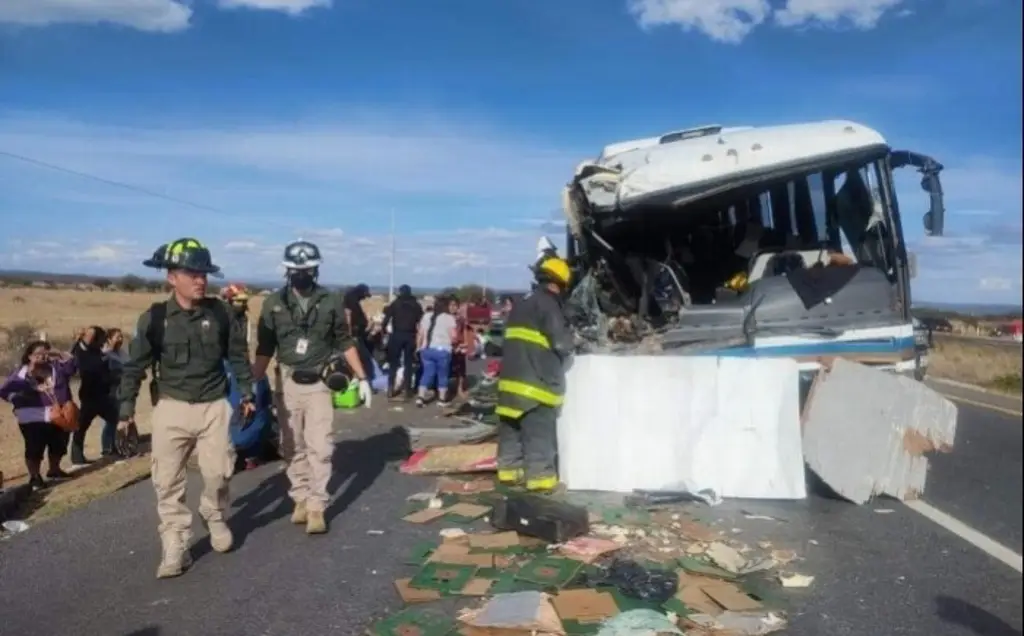 Camión de pasajeros de Coatzacoalcos se estrella contra tráiler en