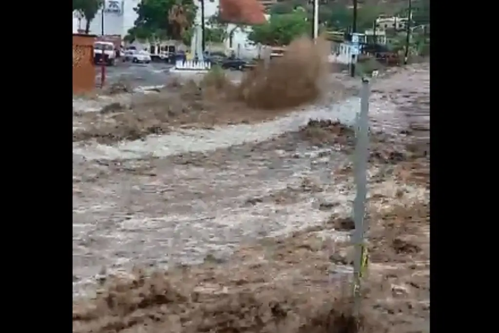 Deja Primer Muerto Hilary En Baja California Sur Agua Arrastr Carro