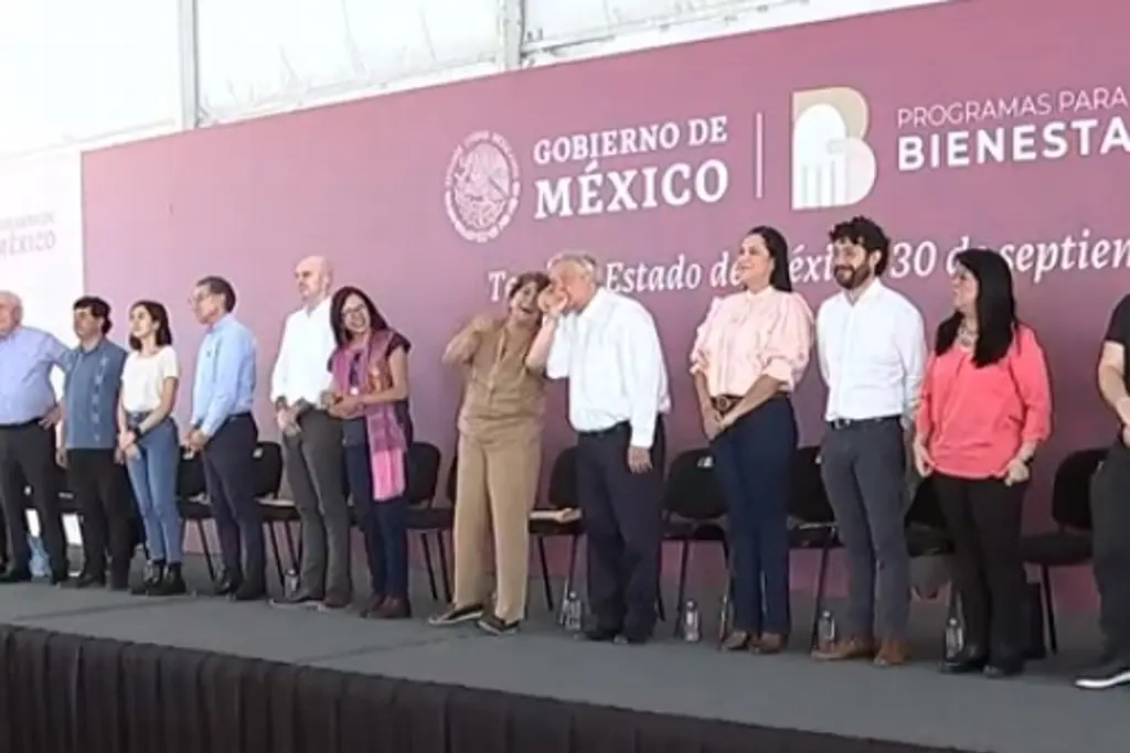 Tras polémica por beso de alcaldesa en la mano a AMLO él hace lo mismo