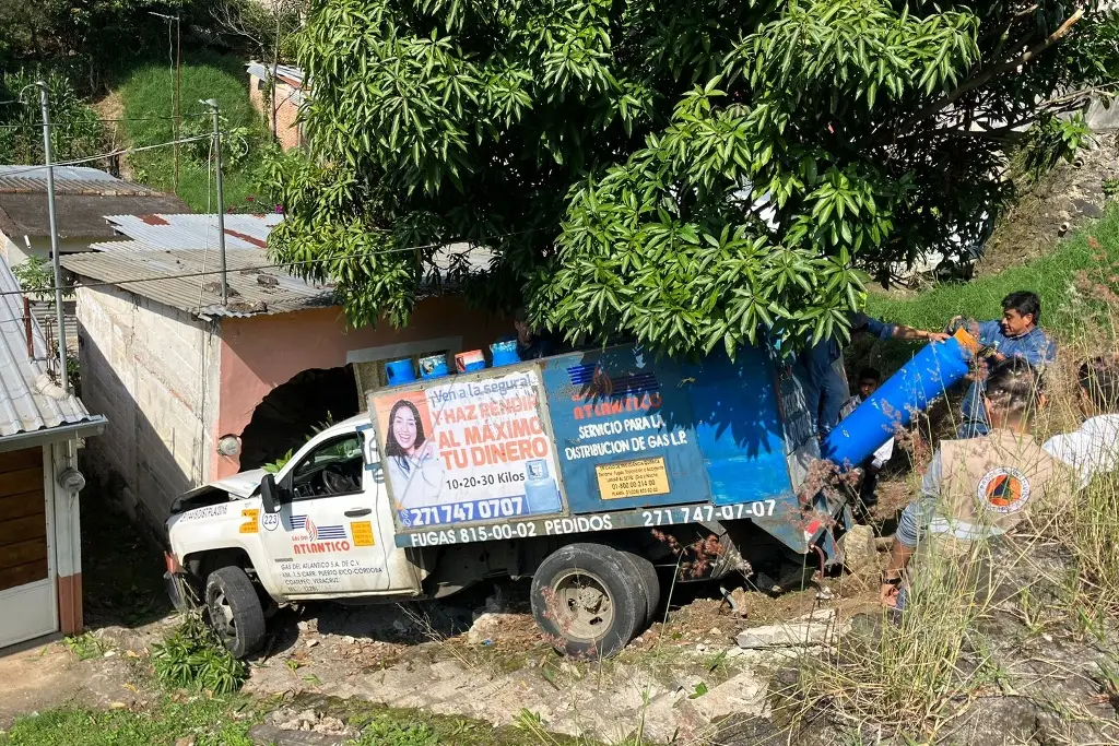 Camión repartidor de gas se impacta contra vivienda en la colonia