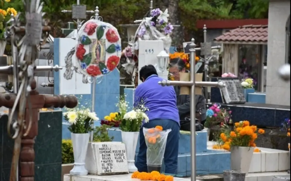 Decenas De Familias Visitan A Sus Difuntos En Los Panteones De Las