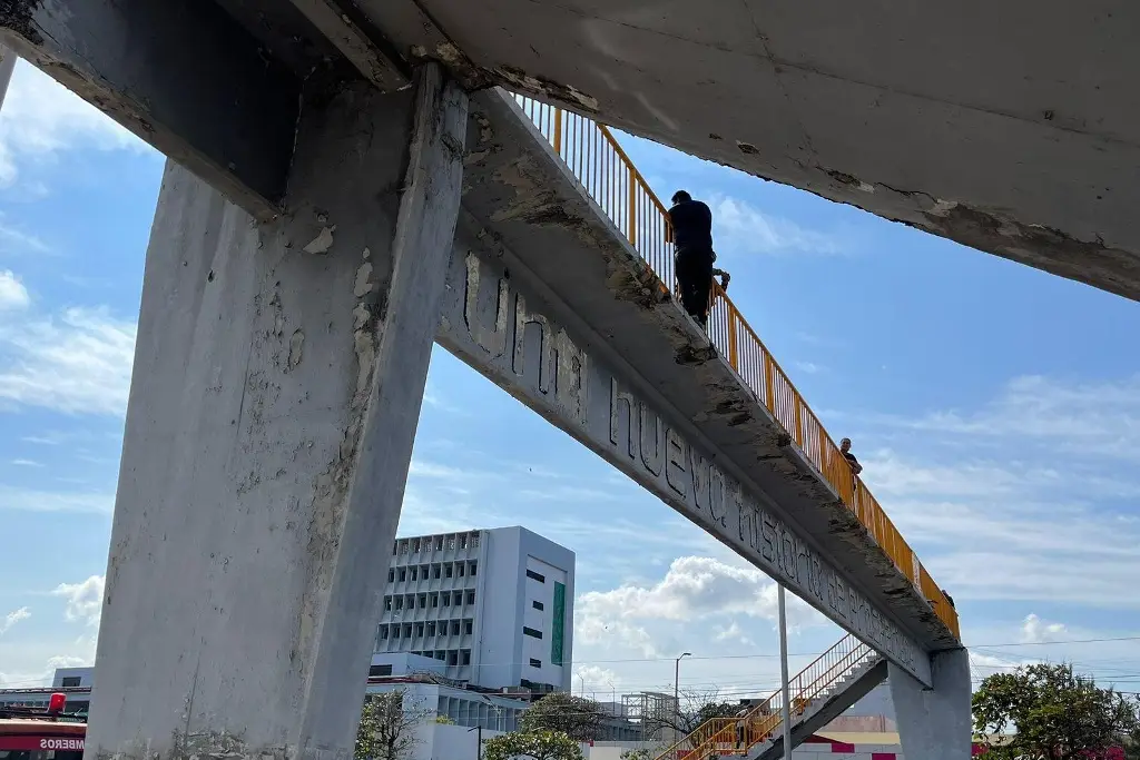 Hombre intenta aventarse de puente en avenida Cuauhtémoc en Veracruz