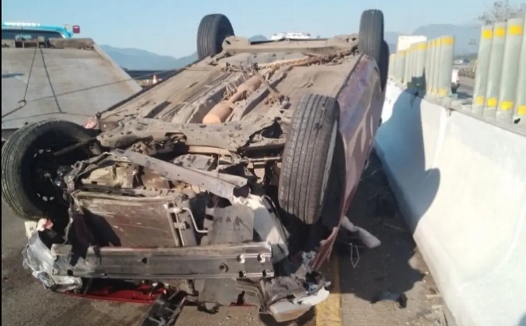 Se Registra Fuerte Volcadura De Carro Particular En Autopista De