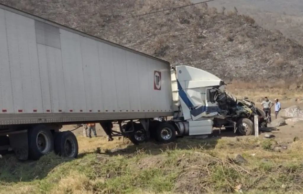 Fuerte accidente entre un tráiler y camión de carga en autopista de