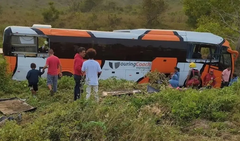 Se accidenta autobús en autopista de Veracruz reportan decenas de