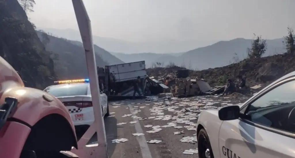 Se Salvan De Milagro Tras Caerles Encima Una Caja De Tr Iler En