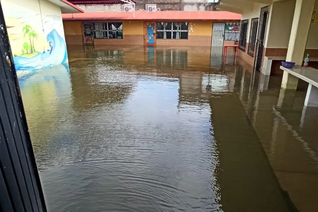 Escuela De Veracruz Queda Bajo El Agua Tras Fuertes Lluvias Xeu