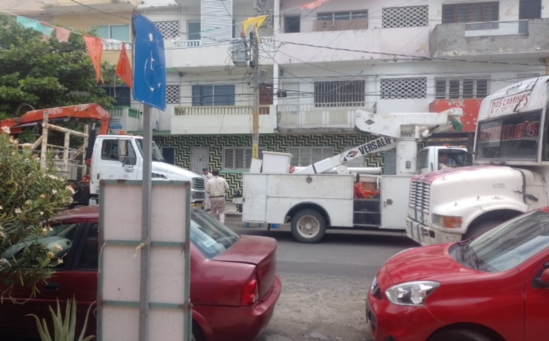 Bloquean ingreso a CFE por falta de luz en Veracruz - xeu noticias veracruz