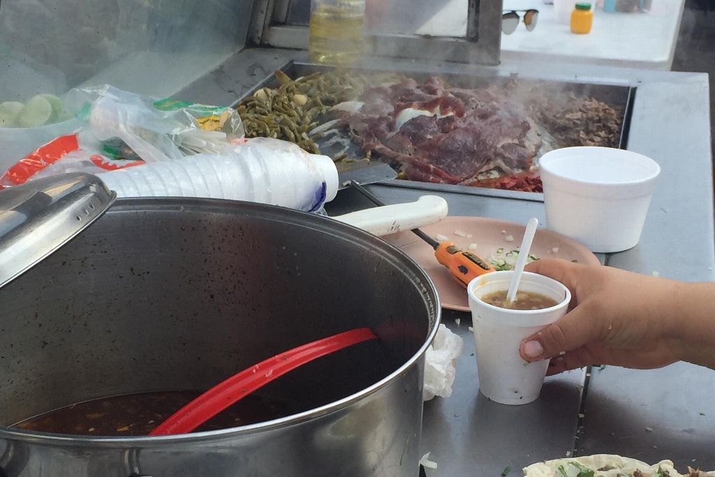 Imagen ¡Y para la cruda! Consomé de borrego en el mercado Hidalgo de Veracruz