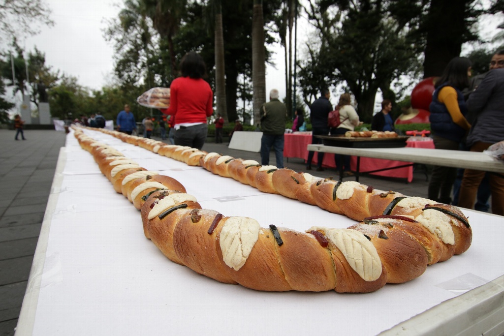 Imagen Parten la Rosca de Reyes más grande del mundo en Xalapa