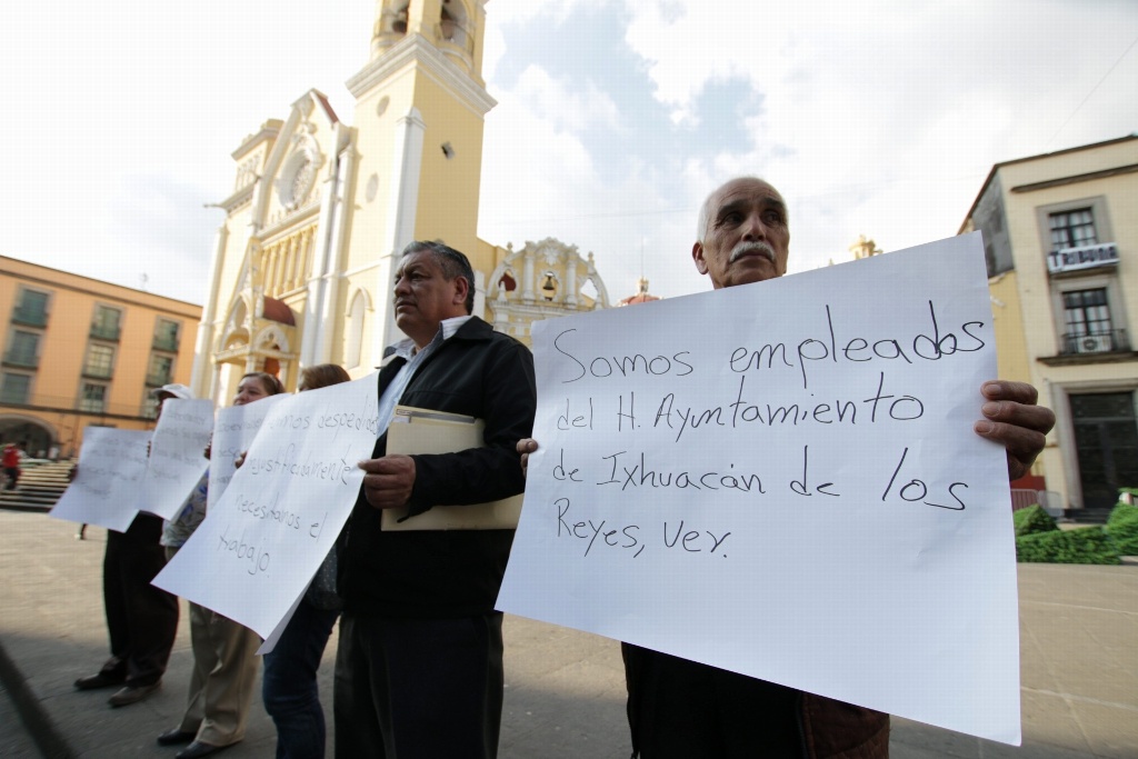 Imagen Trabajadores de Ixhuacán de los Reyes denuncian despido injustificado