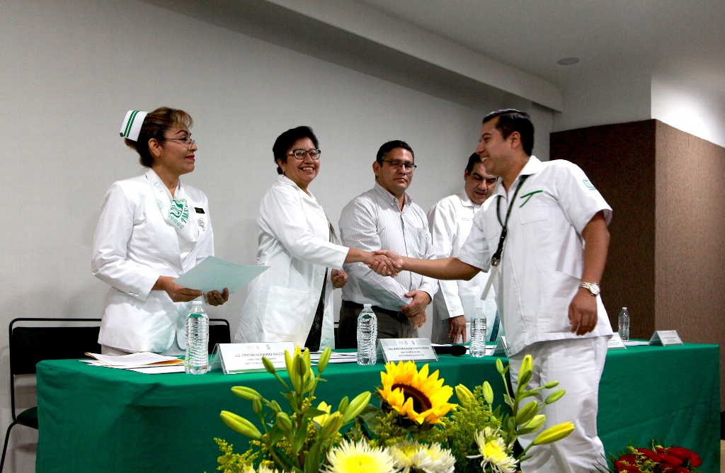 Imagen UMAE Veracruz entrega reconocimientos a enfermeras y enfermeros (+Fotos)