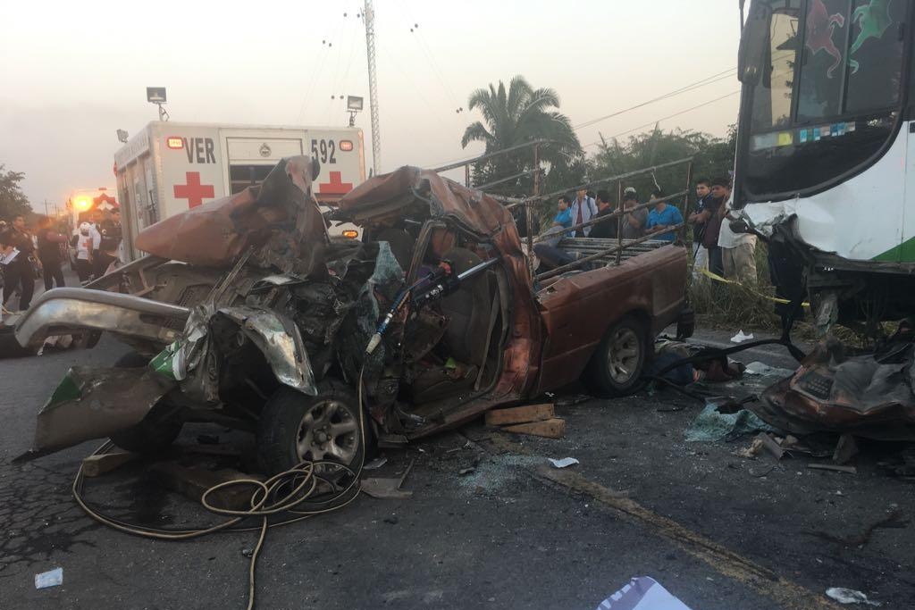 Imagen Trágico choque de autobús y camioneta, en carretera Veracruz-Xalapa 