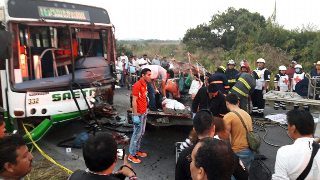 Imagen Saldo de 8 personas muertas deja accidente de carretera Veracruz-Xalapa 