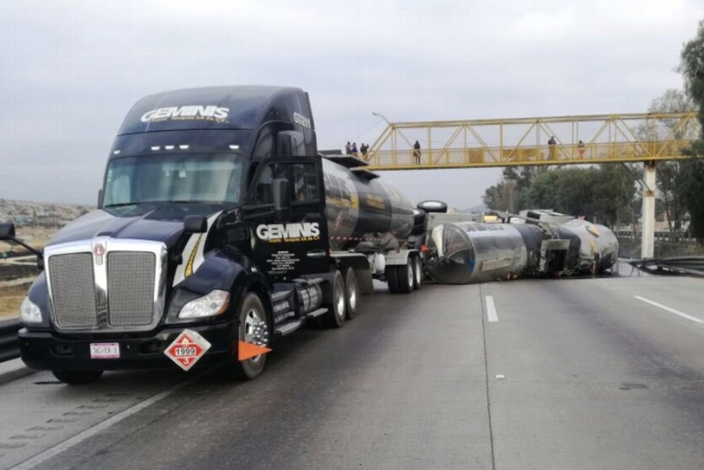 Imagen Vuelca pipa en autopista México-Querétaro