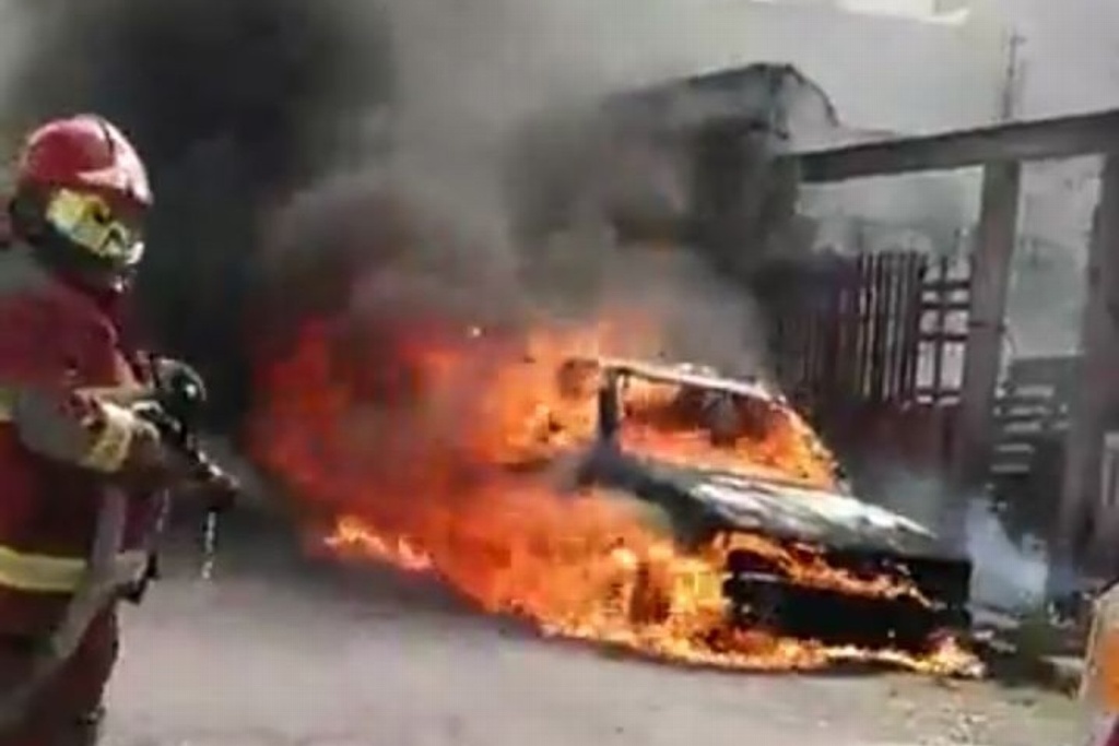 Imagen Taxi se incendia en calles de Veracruz
