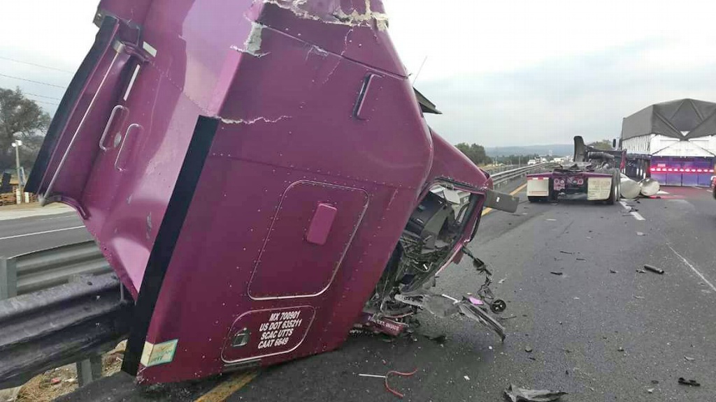 Imagen En accidente, muere chofer de tráiler en la autopista Orizaba - Puebla