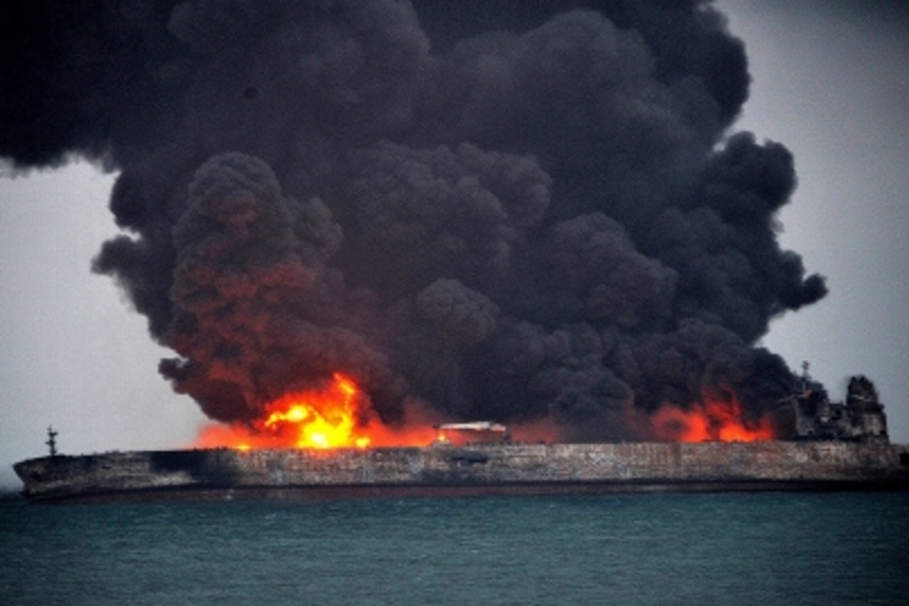Imagen Recupera China dos cuerpos de un buque petrolero iraní en llamas 