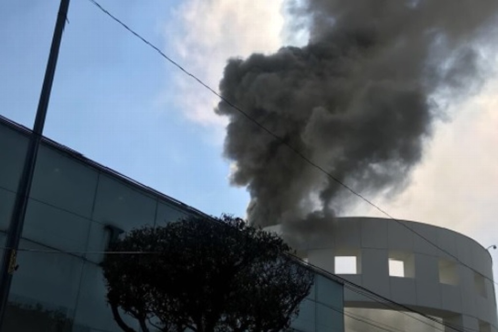 Imagen Se incendia restaurante en Plaza Universidad en CDMX (+video)