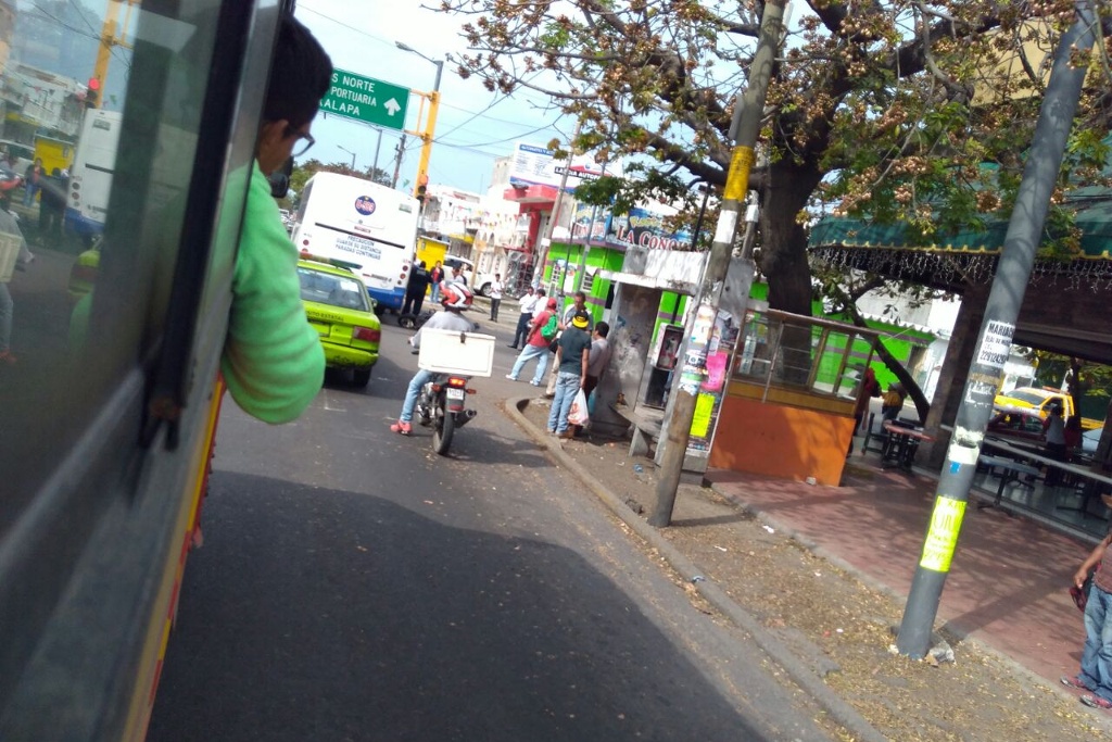 Imagen Choque entre motocicleta y autobús deja una mujer lesionada en Veracruz