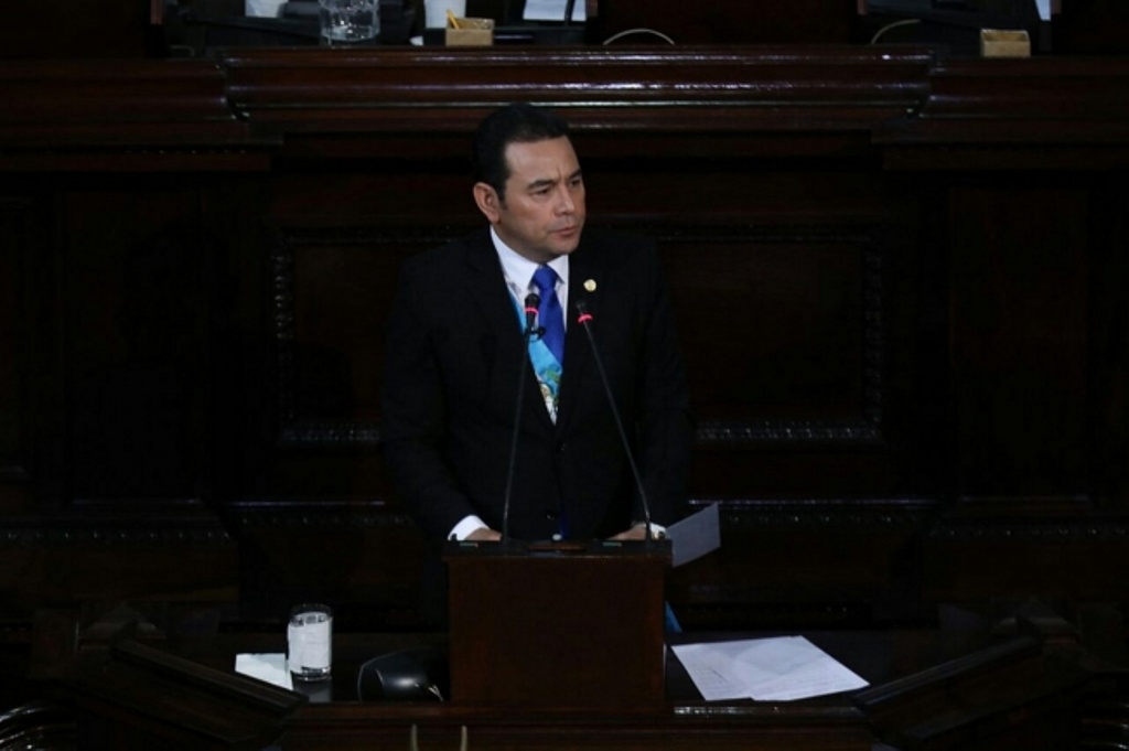 Imagen Presidente guatemalteco renueva tres ministerios a la mitad de mandato