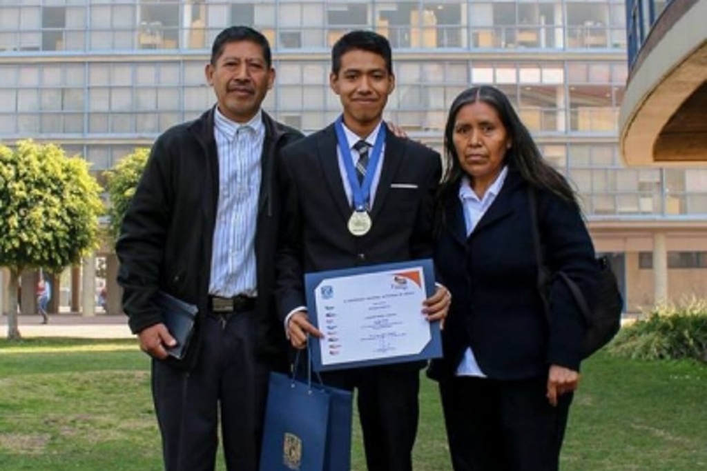 Imagen Alumno mixteco gana oro en Olimpiada Universitaria del Conocimiento 