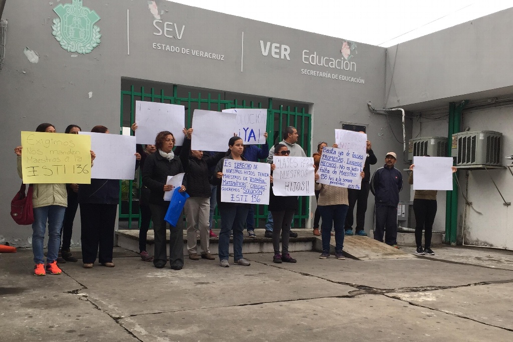 Imagen  Padres de familia de Secundaria Técnica 136 piden reinstalación de 8 maestros