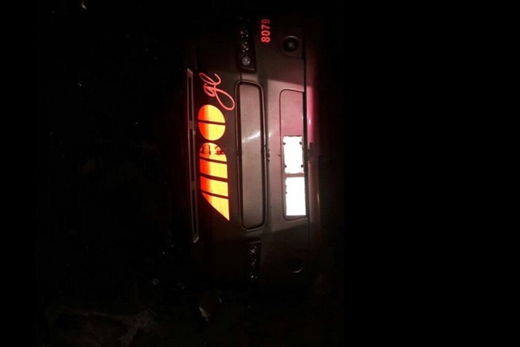 Imagen Volcó autobús de pasajeros en autopista Córdoba-Veracruz, reportan varios lesionados
