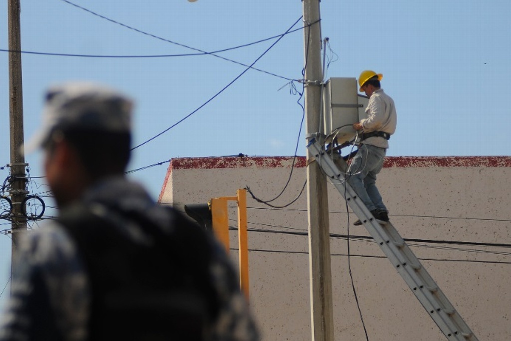 Imagen Inicia colocación de postes para cámaras de video vigilancia en Veracruz 