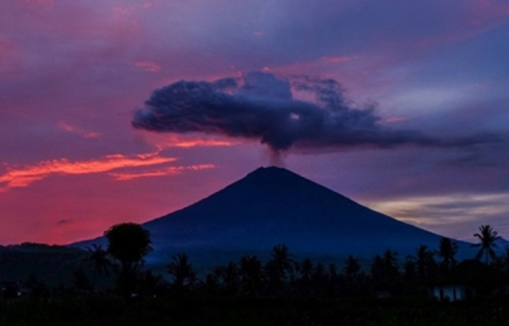 Imagen Huyen unos 40 mil filipinos ante inminente erupción de volcán Mayon