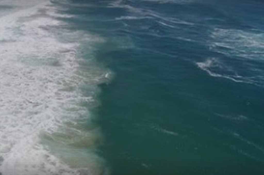Imagen Rescatan a surfistas atrapados en olas gigantes gracias a un dron (+Video)