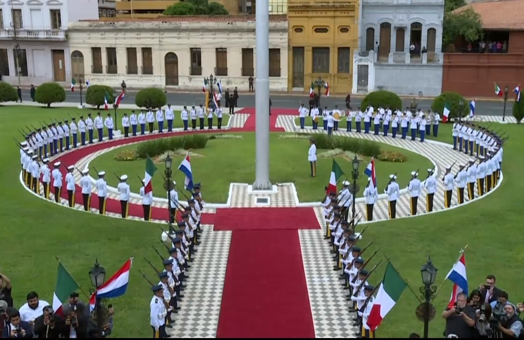 Imagen Paraguay recibió a EPN con banderas de México sin escudo (+Video)